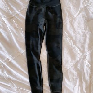 Model off duty ALO LEGGINGS